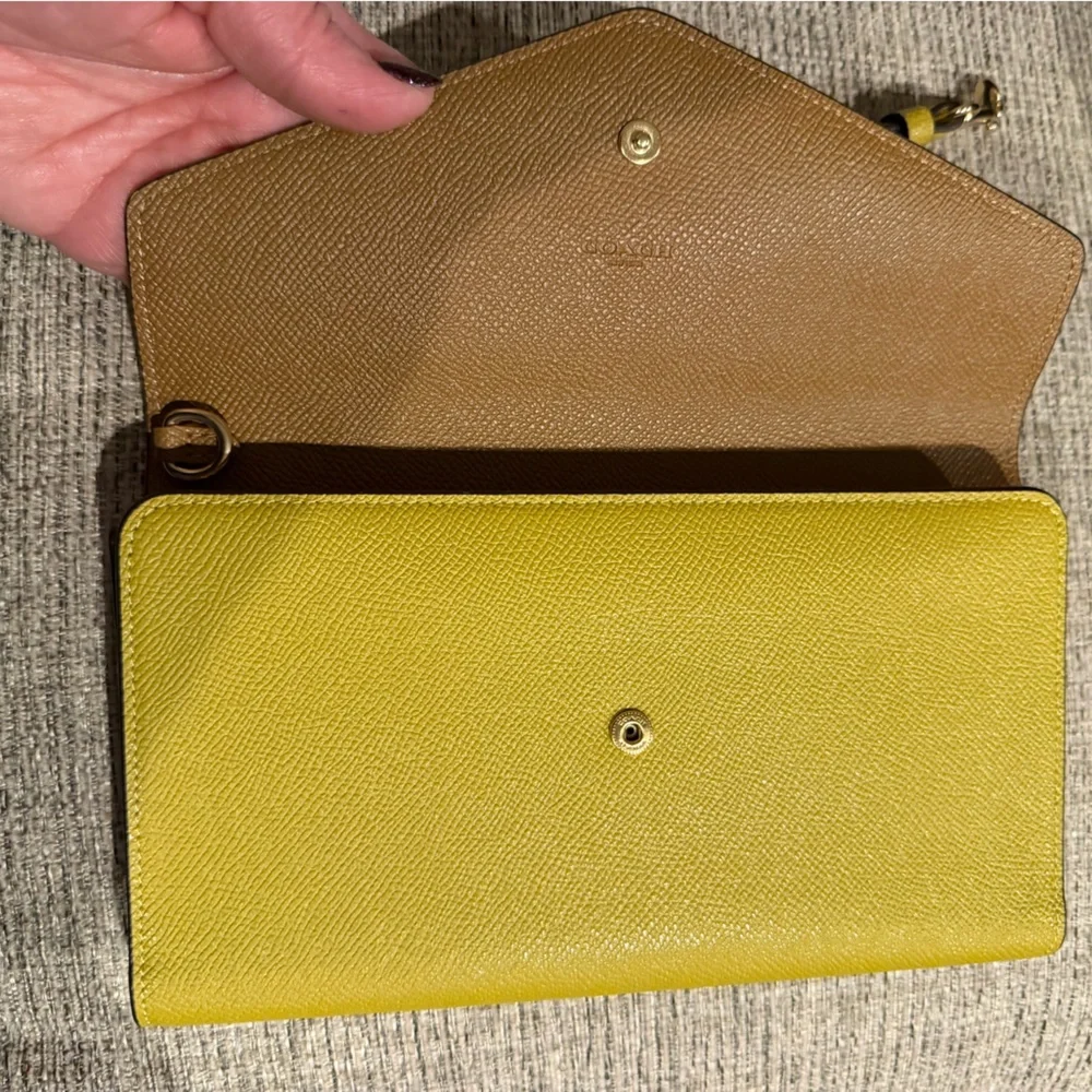 Coach Chartreuse Pebbled Leather Envelope Wristlet Wallet Gold Hardware BNNU